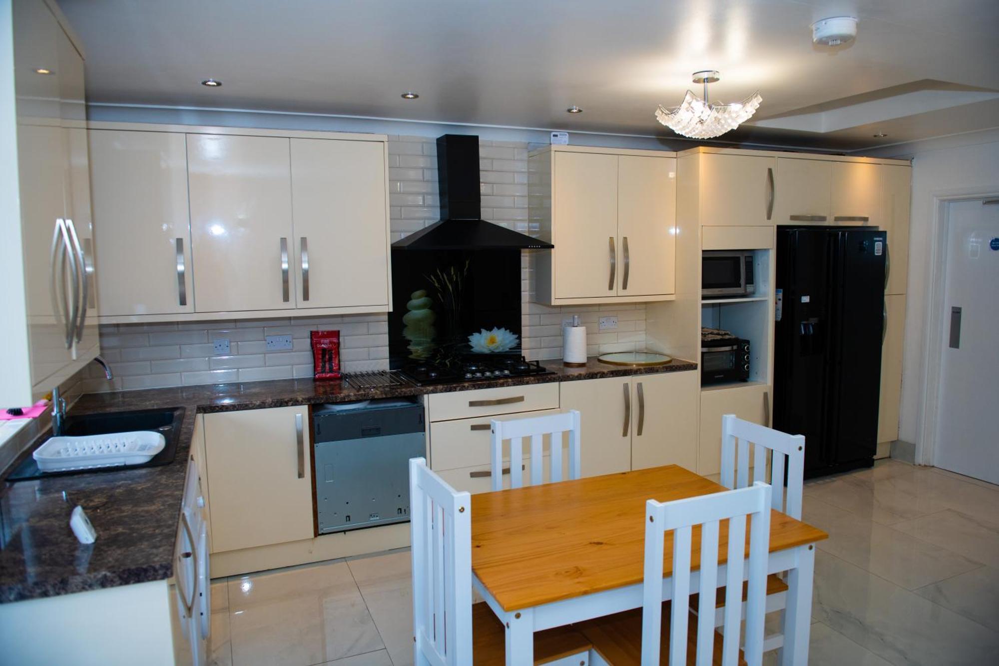 Newly Refurbished - Affordable Four Bedroom Semi-Detached House Near Luton Airport And Luton Hospital Exterior foto